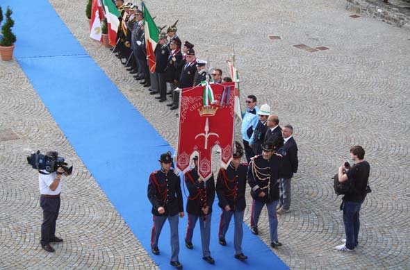 Gonfalone di Trieste portato da agenti in uniforme Storica